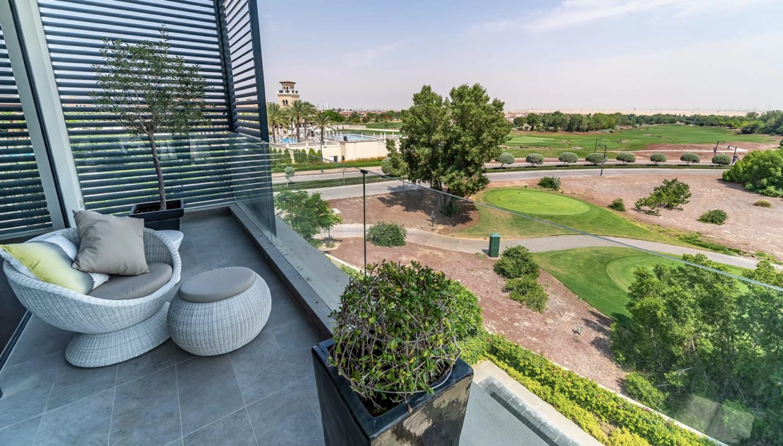Вид на поле в Jumeirah Golf Estates