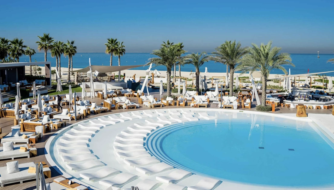 Территория у бассейна в Pearl Jumeirah