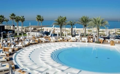 Территория у бассейна в Pearl Jumeirah