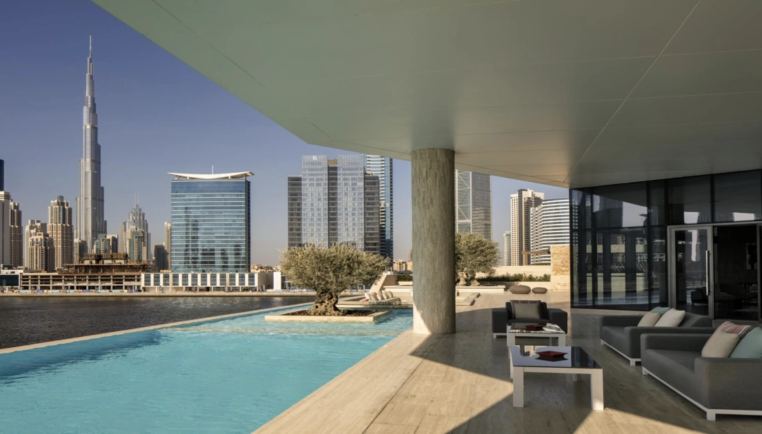 Зона отдыха в Dubai Water Canal