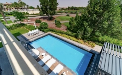 Зона у бассейна в Jumeirah Golf Estates