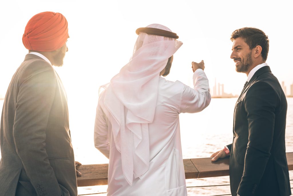 мужчины смотрят вдаль