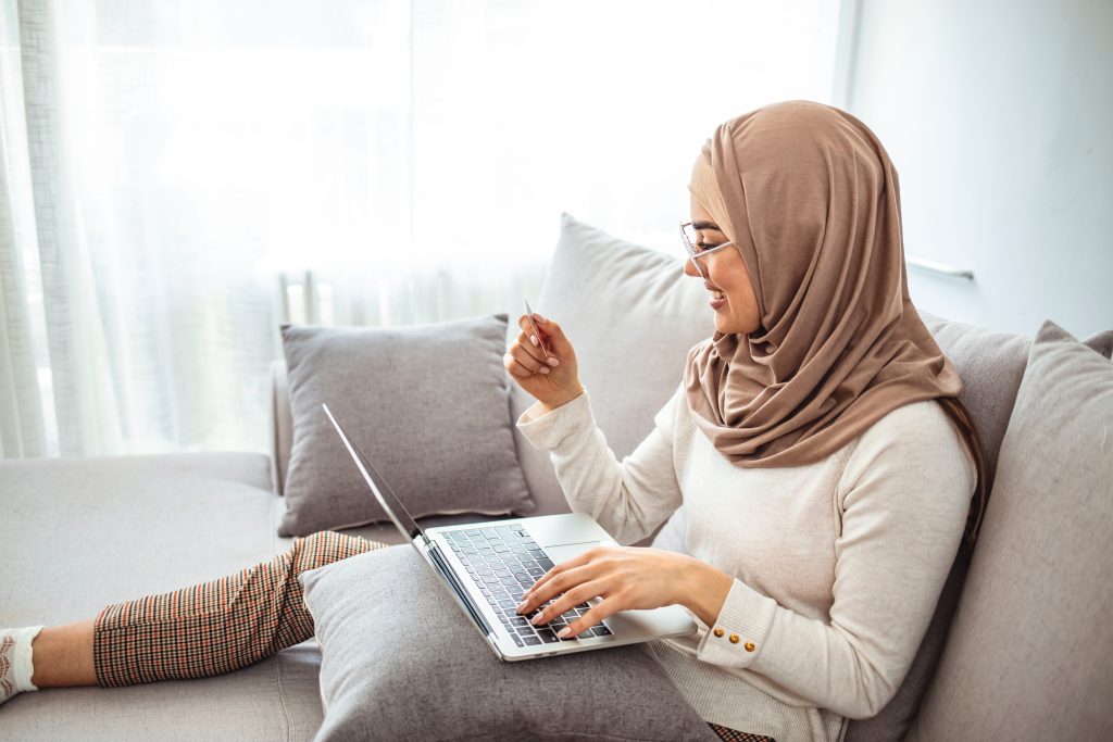 женщина за компьютером с картой