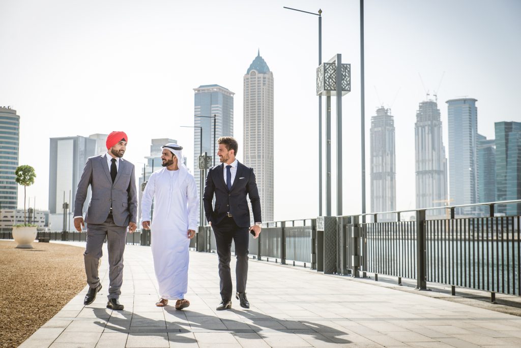 мужчины обсуждают дела на фоне дубая