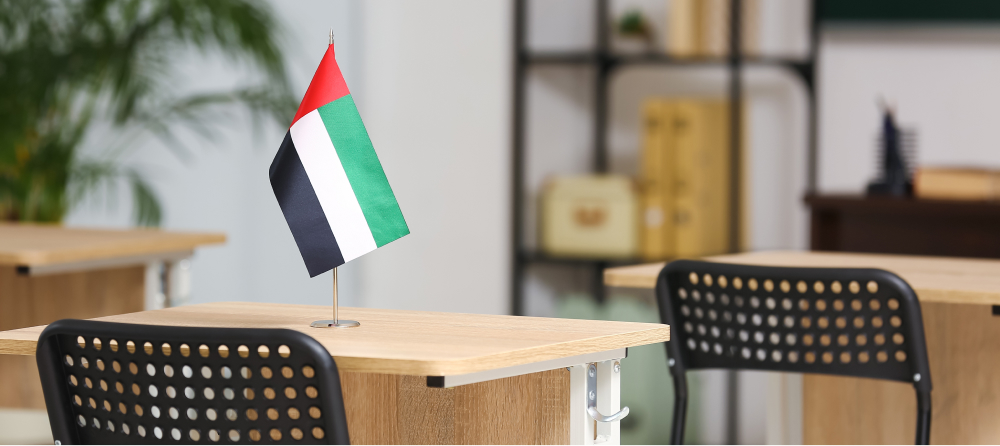 Парта с флагом ОАЭ